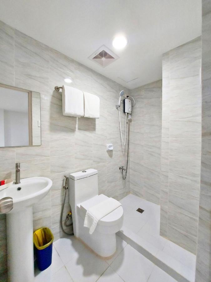 Airobedz Makati - A Value Hotel Манила Экстерьер фото