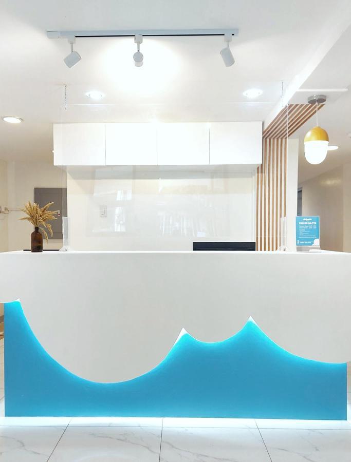 Airobedz Makati - A Value Hotel Манила Экстерьер фото