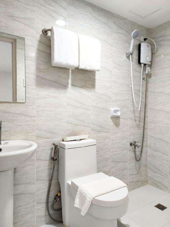 Airobedz Makati - A Value Hotel Манила Экстерьер фото
