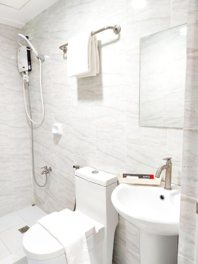 Airobedz Makati - A Value Hotel Манила Экстерьер фото
