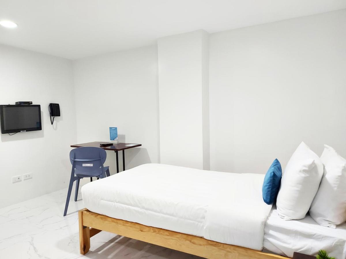 Airobedz Makati - A Value Hotel Манила Экстерьер фото