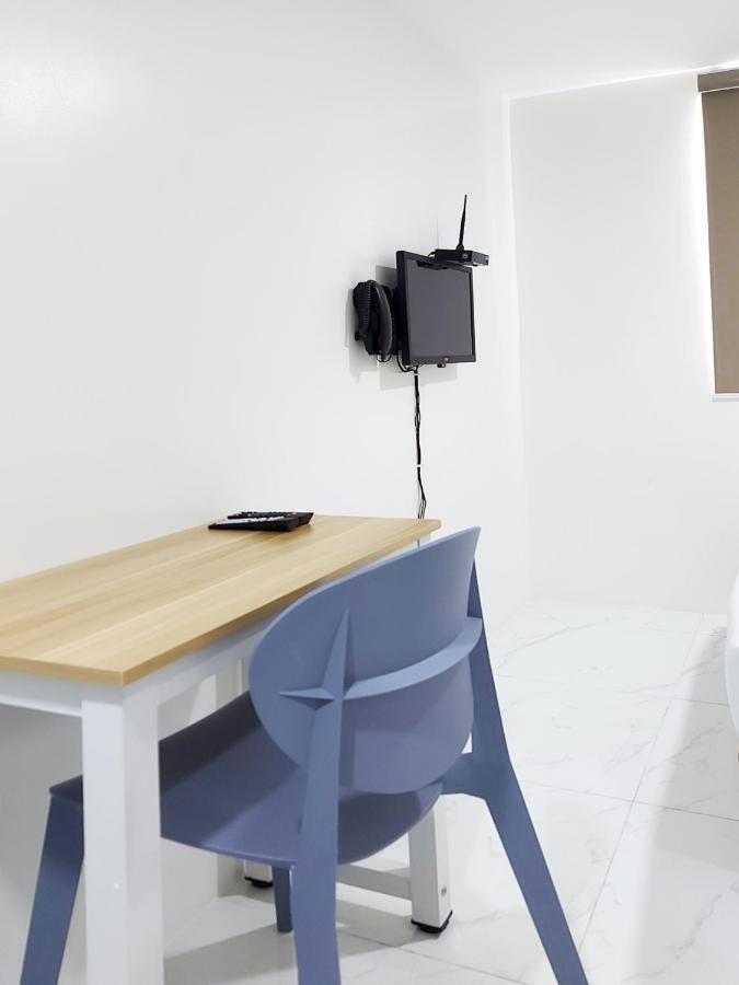 Airobedz Makati - A Value Hotel Манила Экстерьер фото