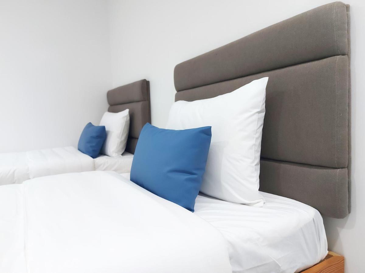 Airobedz Makati - A Value Hotel Манила Экстерьер фото