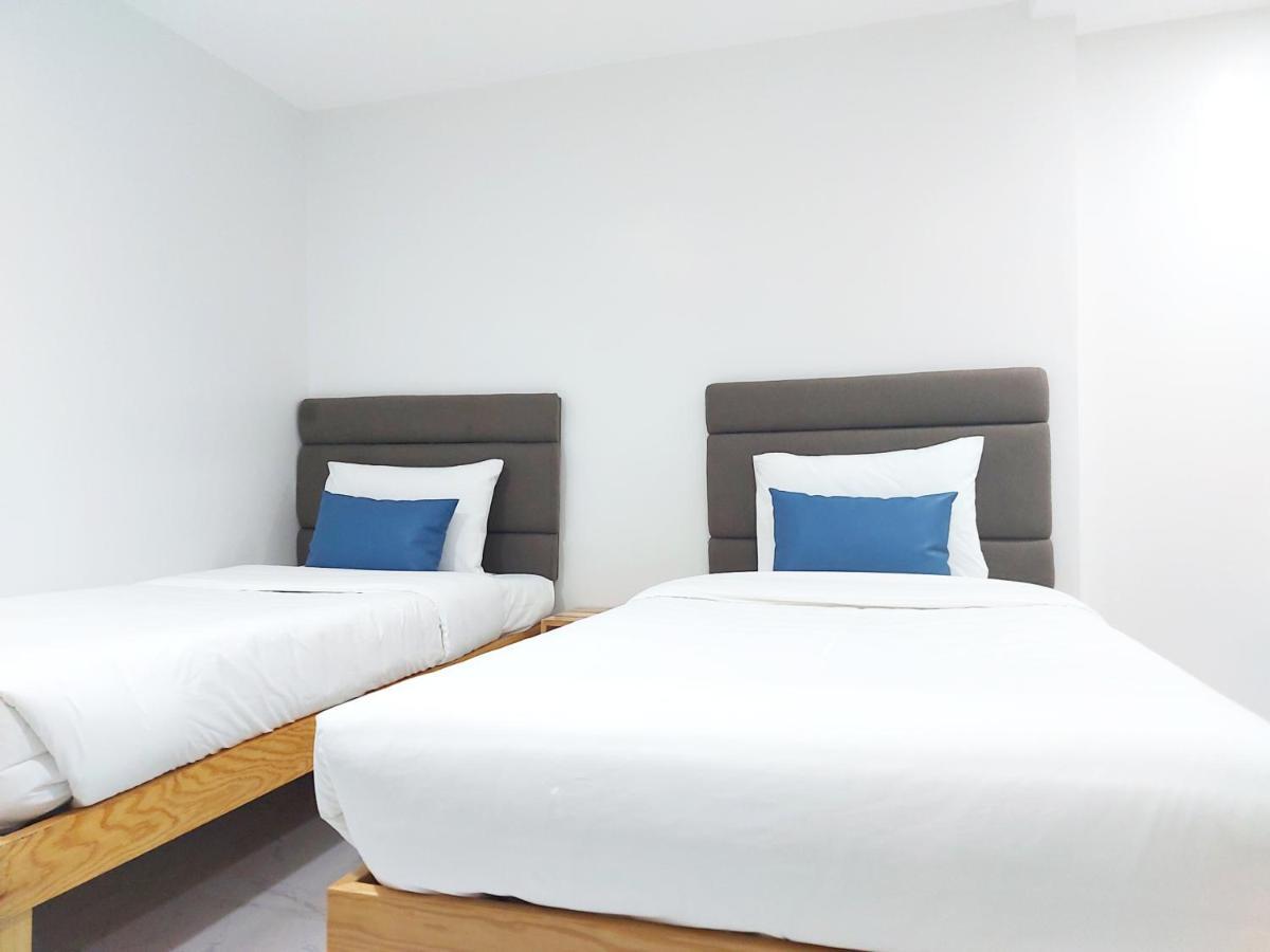Airobedz Makati - A Value Hotel Манила Экстерьер фото