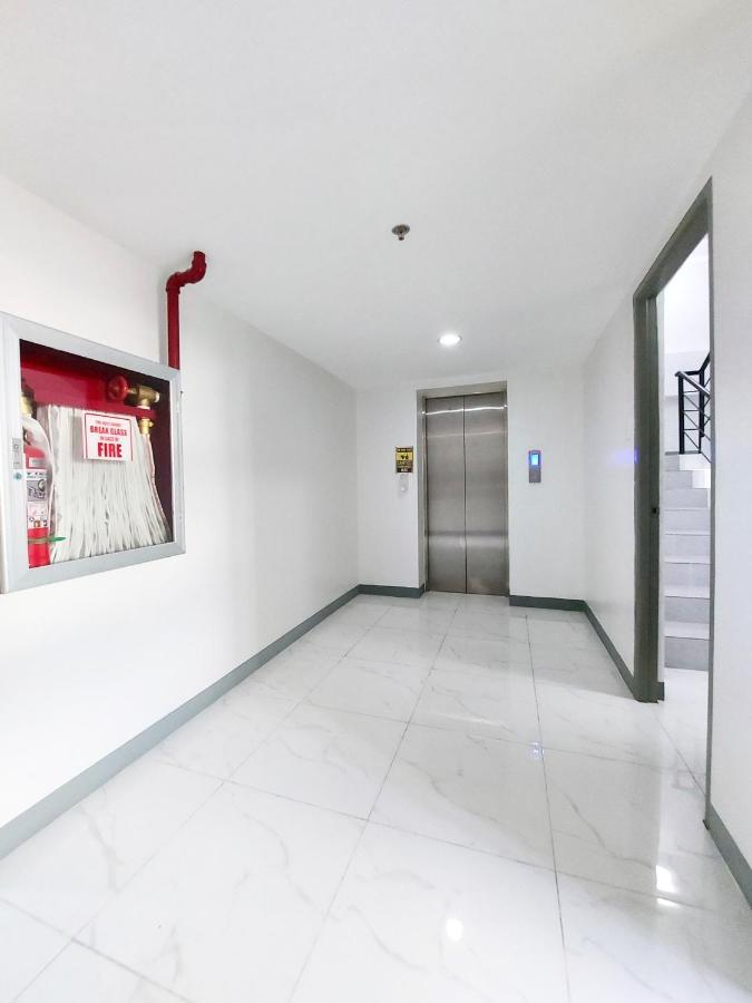 Airobedz Makati - A Value Hotel Манила Экстерьер фото